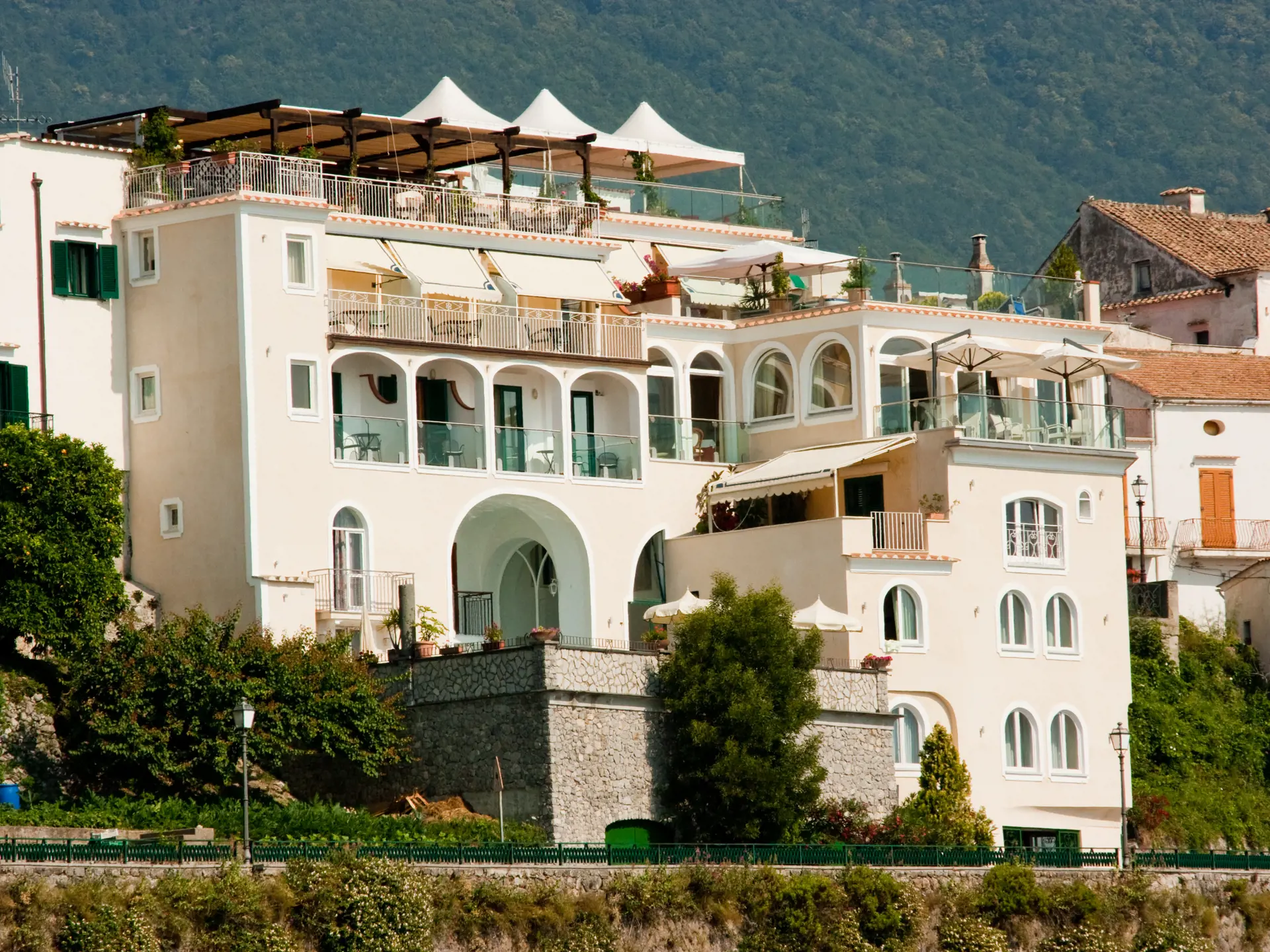 Hotel Bonadies ligger i en skråning i Ravello med en unik utsikt