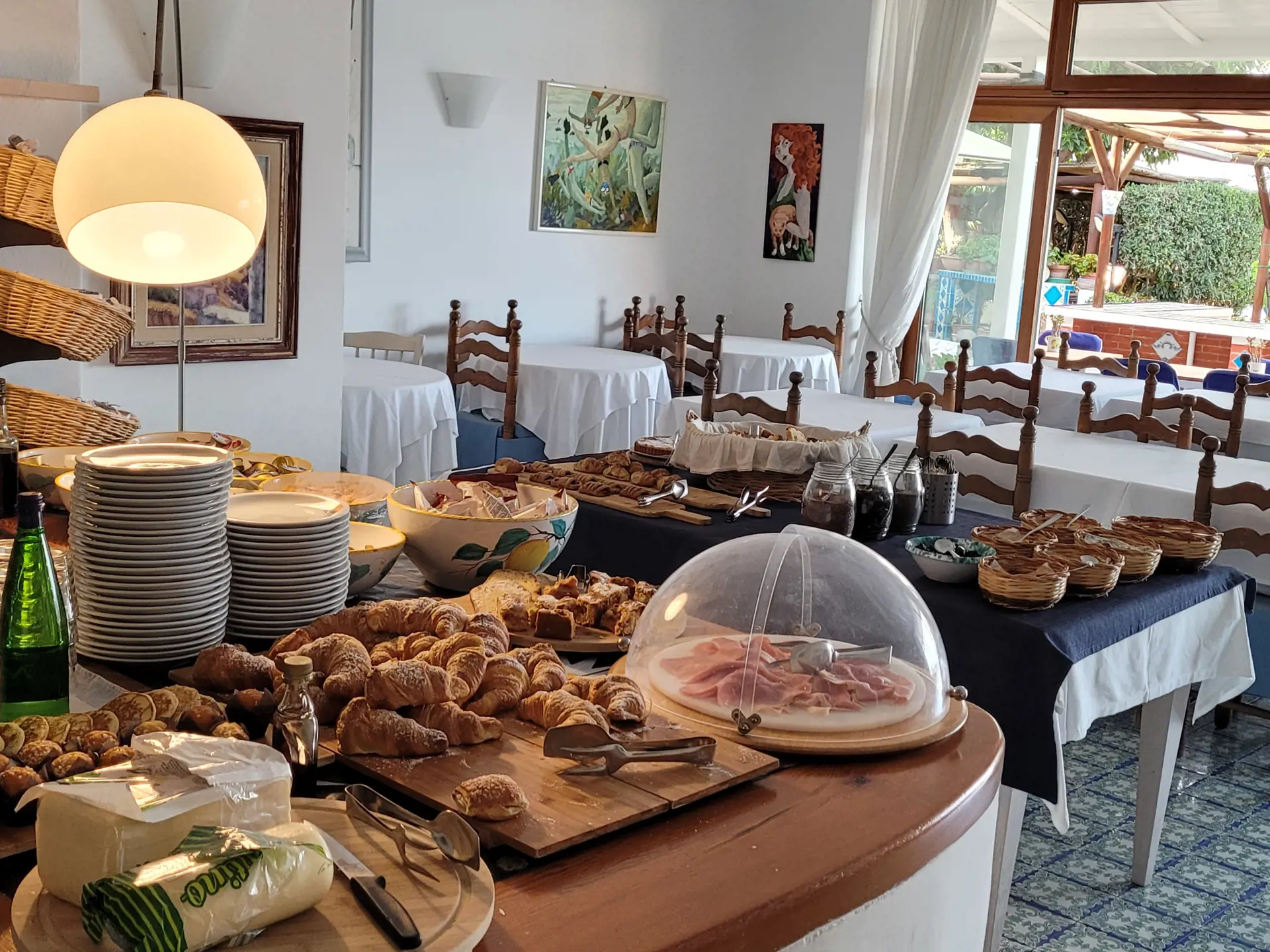 Du kan også nyte frokost inne på Hotel Villa Maria