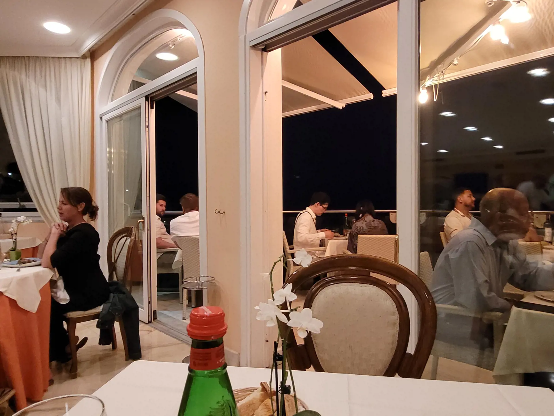 Restauranten er god på Hotel Bonadies - og du kan sitte både inne og ute