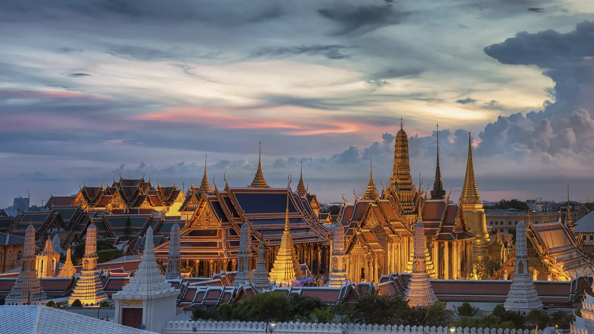 Wat Phra Kaew, Temple of the Emerald Buddha,Grand palace at twilight in Bangkok, Thailand.jpg