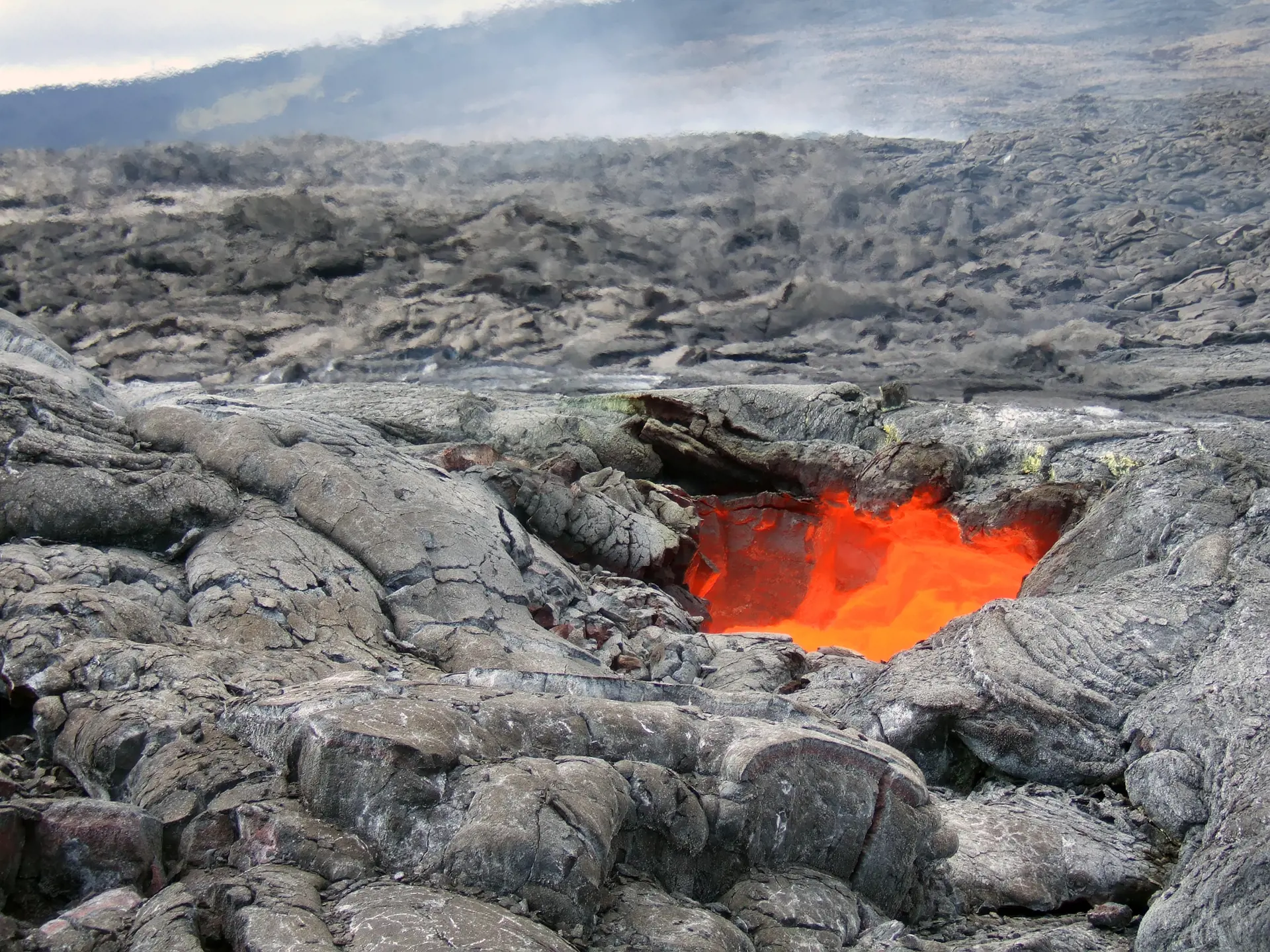 Kom tett på de aktive vulkanene i Hawaii Volcanoes National Park.